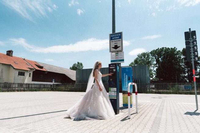 Hochzeit in Holzkirchen Hochzeitsfotos - Braut zieht Parkticket
