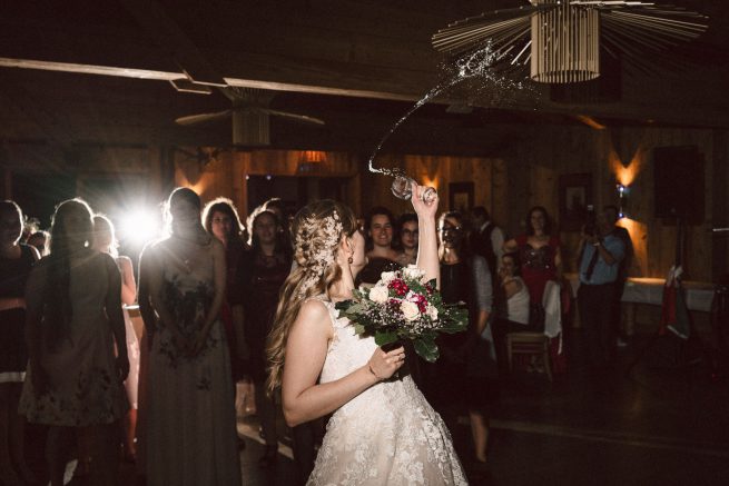 Braut wirft Brautstrauß Hochzeitsbrauch Braut mit Brautstrauß