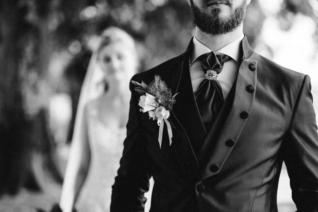 Hochzeitsfotos Brautpaarshooting Augsburg Bräutigam Anzug