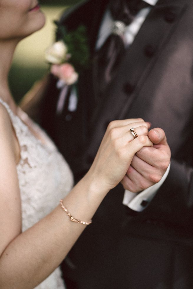 Heiraten in Augsburg Ehering Brautpaarshooting