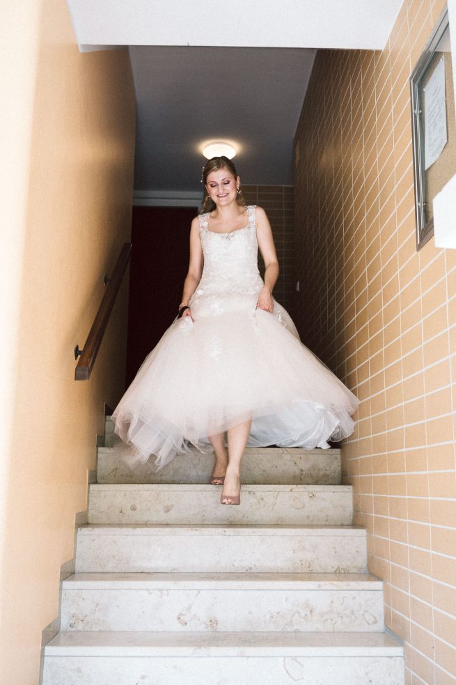 Braut auf dem Weg zum Standesamt Holzkirchen