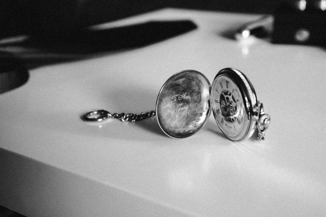 Bräutigam Taschenuhr Hochzeitsdetail während Getting Ready - Holzkirchen