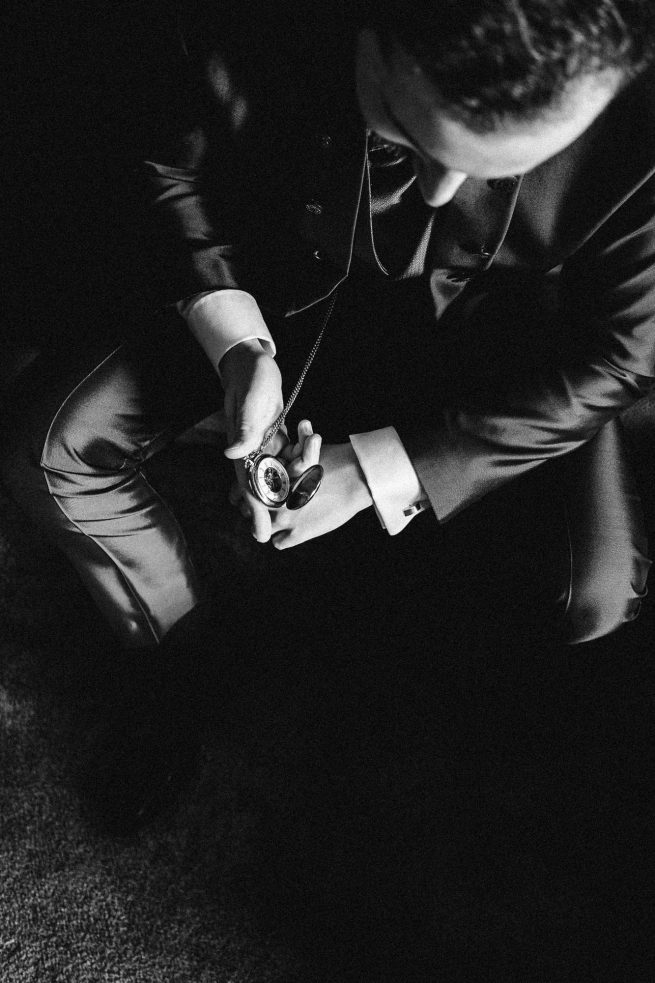 Hochzeitsfoto von Bräutigam Getting Ready - München Holzkirchen