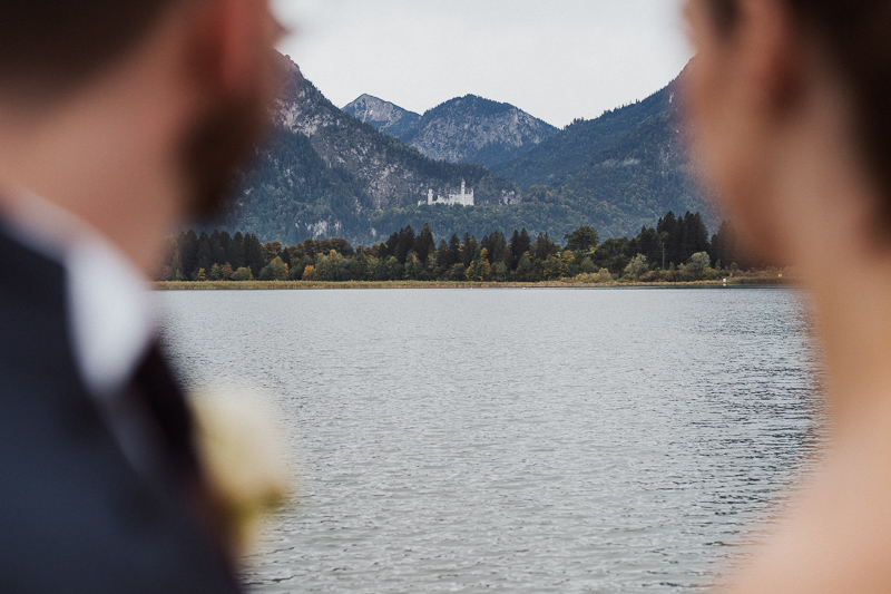 Kirchliche Trauung in der St. Coloman Kirche. Heiraten mit Blick auf Schloss Neuschwanstein und den Forggensee.